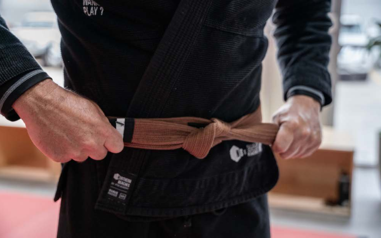 Image of a BJJ belt tied in a 'basic knot' style