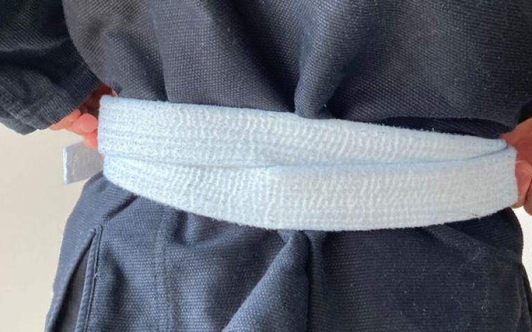 Image of a BJJ belt tied in a 'hollywood knot' style