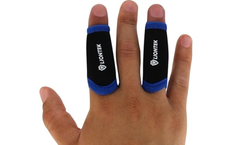 Image of an icing device on a person's fingers